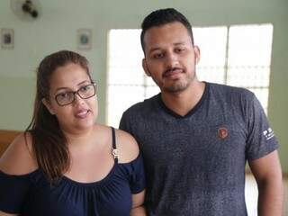Casal Thiago Alves, de 23 anos, e Jaqueline Cavichioli, de 22 anos, garante que, apesar do casamenteiro ser Santo Antônio, a união dos dois foi concedida por Santo Expedito. (Foto: Fernando Antunes)