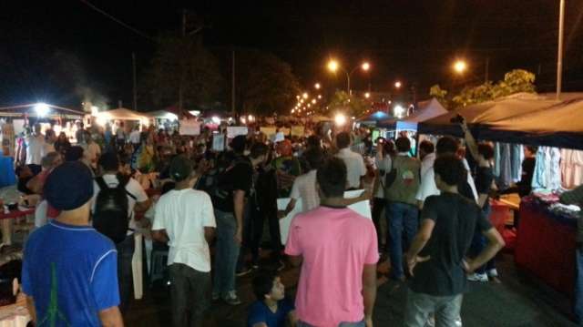 Protesto em Tr&ecirc;s Lagoas termina com vaias em feira livre da cidade