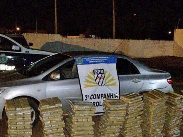 Traficante foge e abandona carro roubado com meia tonelada de maconha