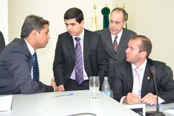 &ldquo;Sitiada&rdquo; por manifestantes, C&acirc;mara faz sess&atilde;o para julgar vereadores