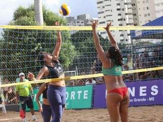 Mulheres disputam bola em lance de etapa do vôlei de praia (Foto: FVMS/Divulgação)