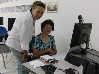 Mônica Carlini ensinado uma das alunas a usar o computador (Foto: Arquivo pessoal)