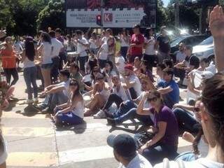 Estudantes sentam no meio da rua para protestar contra reajuste abusivo (Foto: Direto das Ruas)