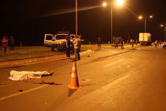 Sem capacete e de farol desligado, jovens atravessam rodovia e 1 morre na hora