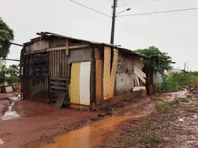 Para quem tem pouco, chuva &eacute; problema e tamb&eacute;m brincadeira