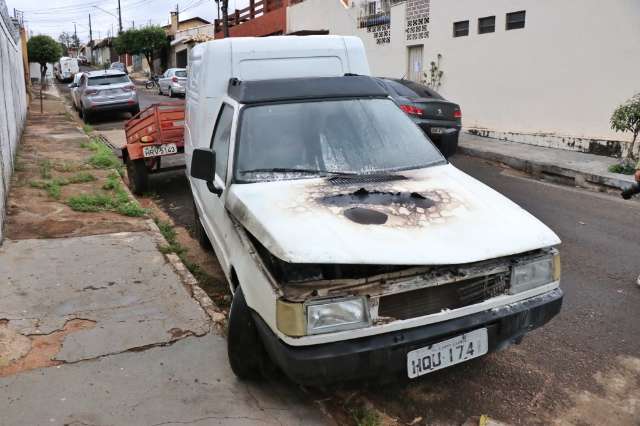 Motor de Fiorino derrete ap&oacute;s carro pegar fogo na Mato Grosso 