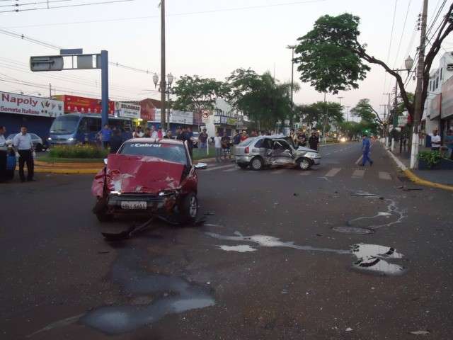 Dois jovens de 21 anos morrem em colis&atilde;o no centro de Dourados