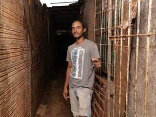 Depois de golpe, Maurício resolveu voltar a morar na casa do pai e construiu um quarto nos fundos do terreno. (Foto: Kisie Ainoã)