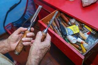 As ferramentas de trabalho de quem esculpe em mínimos detalhes. (Foto: Fernando Antunes)