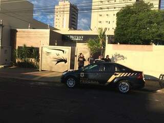 Policiais federais em frente a uma empresa alvo da operação (Foto: Guilherme Henri)