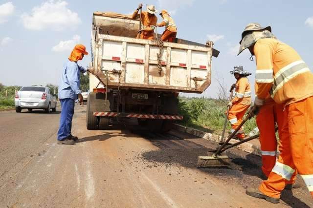 Opera&ccedil;&atilde;o tapa buraco para e prefeitura pode usar cascalho para &ldquo;aliviar&rdquo;
