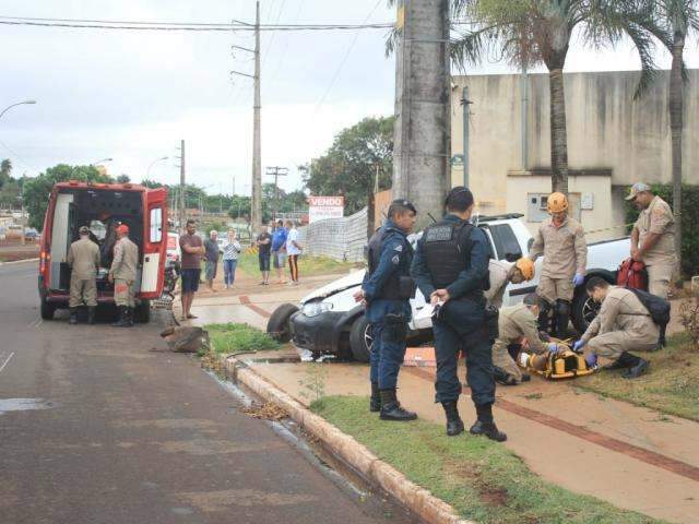 Condutor perde controle de ve&iacute;culo e bate em poste na Ernesto Geisel