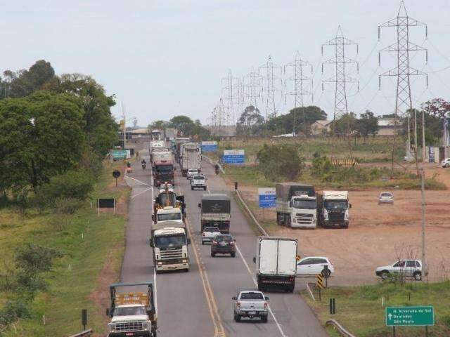 Multa por transitar com farol desligado em rodovias volta a ser aplicada