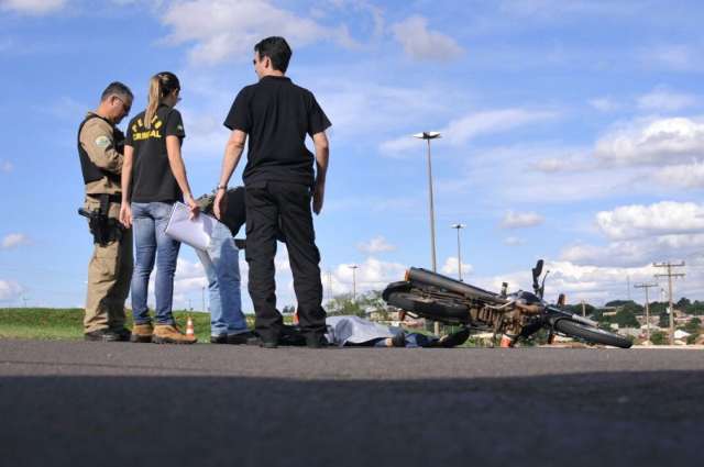Suspeita &eacute; que caminh&atilde;o pequeno bateu em moto, derrubou e passou sobre condutor