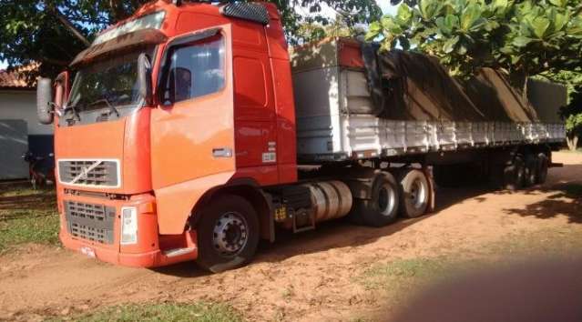 Contrabandista abandona carreta com 48 mil pacotes de cigarros 