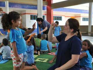 Profissional de libras auxiliando no aprendizado de aluna em escola da Capital (Foto: Divulgação) 