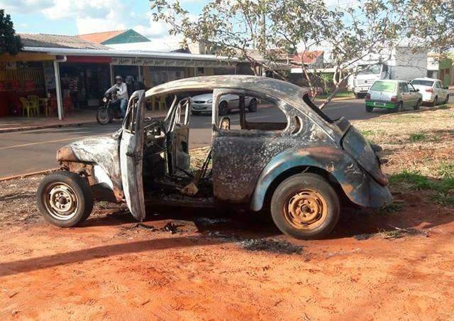 Ningu&eacute;m entendeu: enquanto Fusca pega fogo, dono abandona local