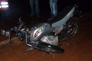 Motocicleta ficou danificada (Foto: Ivi Notícias)