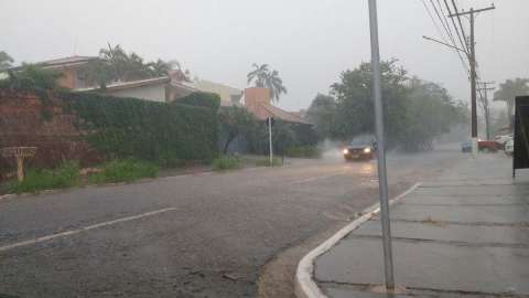 Tempo vira e pancada de chuva provoca enxurradas em Campo Grande