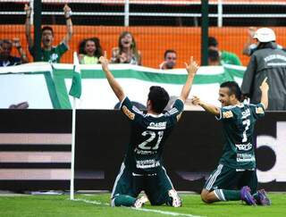 Pedro Carmona comemora o gol com o atacante Maikon Leite (Foto: Marcos Ribolli / Globoesporte.com)
