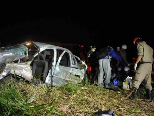 Quatro pessoas ficam feridas ap&oacute;s colis&atilde;o de camionete com carro na BR-060