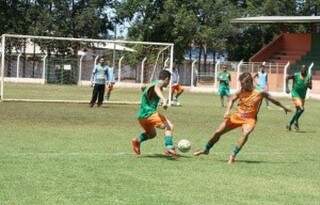 Jogadores disputam bola em treino técnico do Naviraiense. (Foto: Jr. Lopes/Folha de Naviraí)