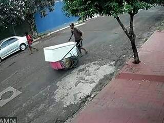 Júlio César carregando geladeira em carrinho de recicláveis (Foto: Reprodução/ Vídeo)