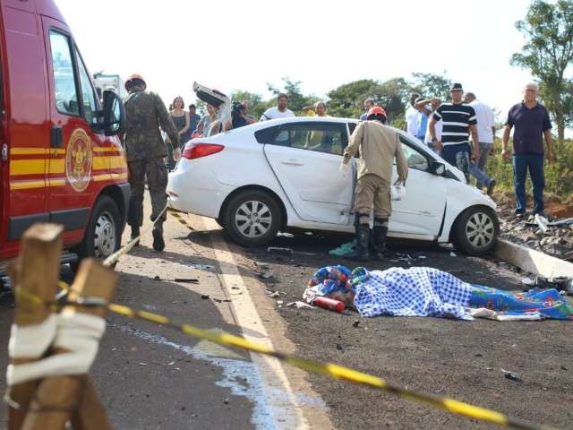 Corpos de sargento e idosa mortos em acidente ir&atilde;o para Tr&ecirc;s Lagoas