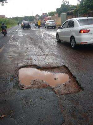 Ap&oacute;s tr&ecirc;s acidentes, buraco &eacute; tapado sob chuva antes de o socorro chegar