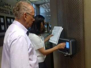 Servidores já utilizam ponto eletrônico, que fica no saguão da Assembleia (Foto: Mayara Bueno)