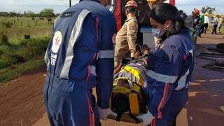 Paramédicos do Samu e bombeiros socorrem ferido em acidente (Foto: Adilson Domingos)