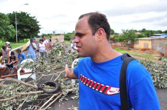  Quase 24 horas de manifesto e presidente do bairro inicia greve de fome
