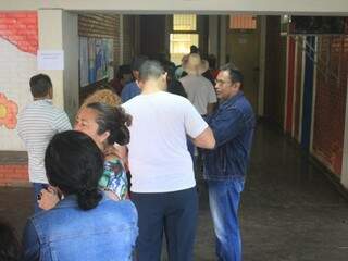 Na Escola Municipal Professor Plínio Mendes dos Santos eleitores estão esperando cerca 30 minutos para votar (Foto: Marina Pacheco)