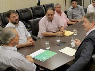 Governador Reinaldo Azambuja se reuniu com empresários do setor na tarde de ontem (19). (Foto: Chico Ribeiro)