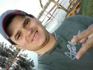 Jeferson foi preso por agredir policial e familia denuncia espancamento. Ele morreu hoje em Dourados. (Foto: Reprodução/Facebook)
