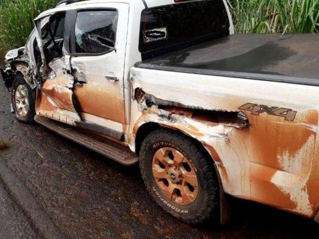 Batida entre carreta e camionete deixa uma pessoa ferida na MS-134 