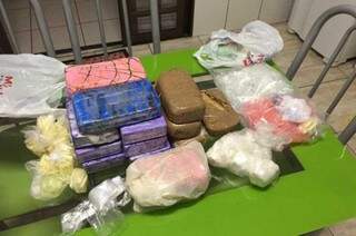 Parte das drogas apreendidas durante a operação Falange.  (Foto: Divulgação / Polícia Federal)