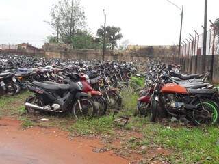 Pátio da Defurv, na Capital, ainda está lotada de motocicletas (Foto: Izabela Sanchez)