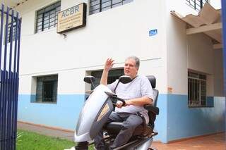 Paulo em sua Scooter, adquirida depois de anos, para melhor qualidade de vida. (Foto: Marina Pacheco)