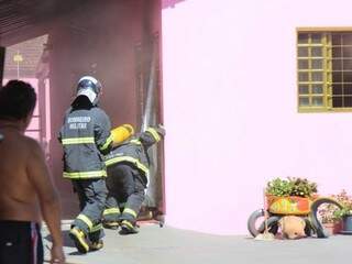 Bombeiros na frente da residência onde houve princípio de incêndio. (Foto: Marina Pacheco).