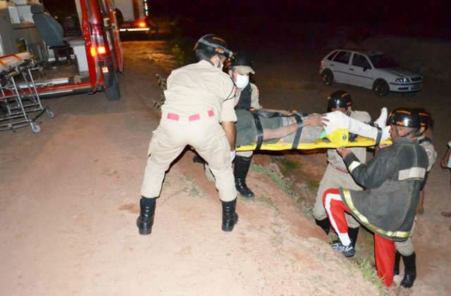  Carro capota em Coxim e rapaz de 17 anos &eacute; arremessado para fora