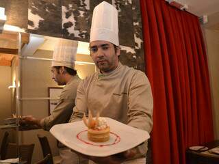 Chef Marcos Castro exibe sobremesa que tem o doce de leite como base.