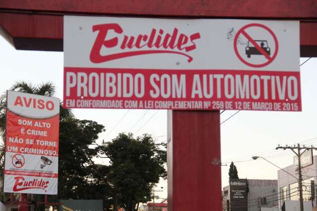 Dono de conveni&ecirc;ncia faz campanha contra som alto e algazarra