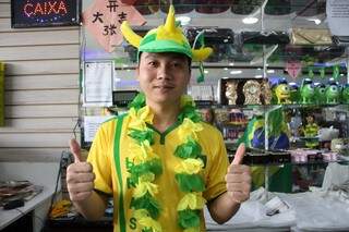 Chinês Cheng Weichi não entende e nem fala nada em português, mas sabe que o Brasil joga hoje. 