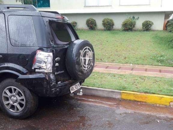 Acidente com tr&ecirc;s carros deixa dois homens feridos em cruzamento 