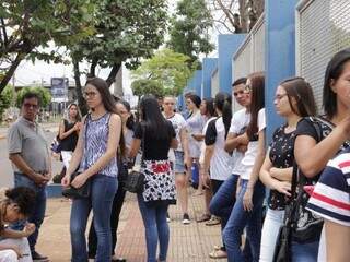 Candidatos aguardam abertura dos portões para fazer as provas do Enem em Campo Grande (Foto: Kisie Ainoã) 