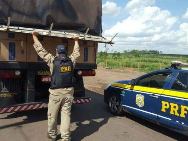 Carreta com 400 mil ma&ccedil;os de cigarros contrabandeados &eacute; apreendida