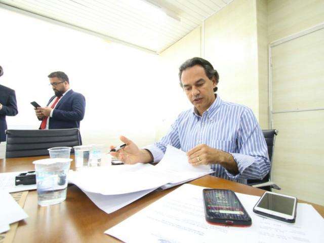Prefeito assina e envia &agrave; C&acirc;mara proposta salarial de tr&ecirc;s categorias