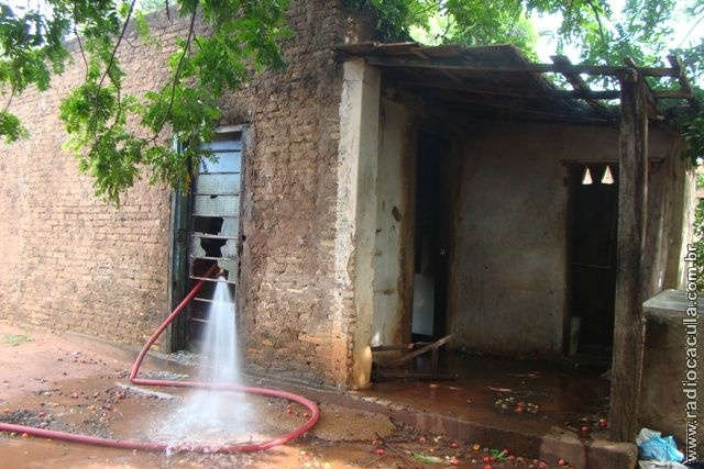  Inc&ecirc;ndio destr&oacute;i resid&ecirc;ncia em Tr&ecirc;s Lagoas