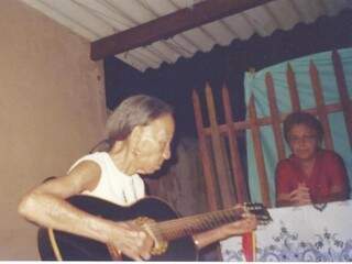 A paixão pela música era tanto que até em casa ela tocava para a família. (Foto: Reprodução/Facebook Helena Meirelles)